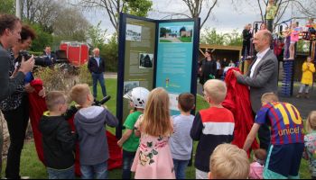 Opening nieuw schoolplein met informatiezuil